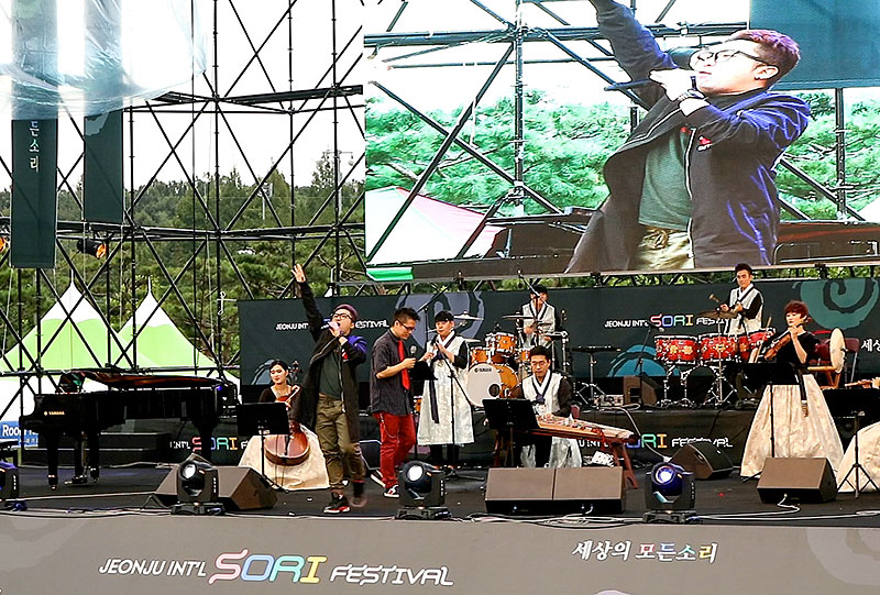 Pertunjukan musik tradisional korea dan lainnya di panggung terbuka