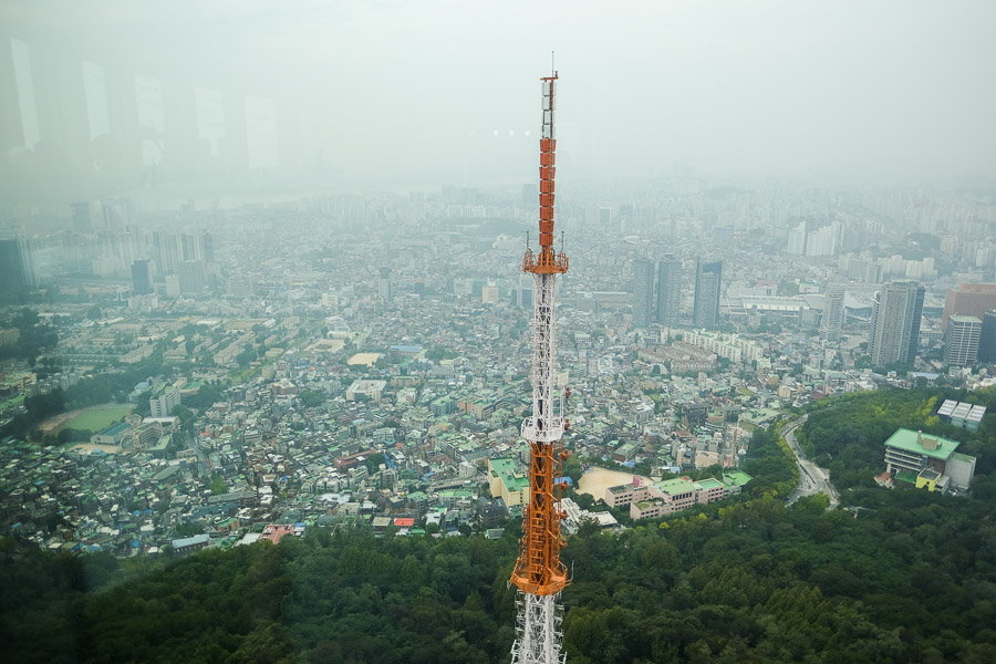 Tower seluler di sebelah Seoul Tower