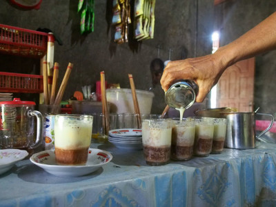 3. Tuangkan Teh hitam bubuk yang kuat di atas telur