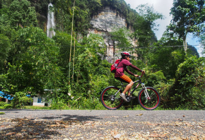 Bersepeda di lembah harau