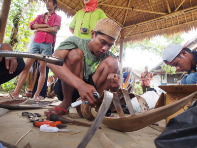 Pengerajin Lampu dari Kelapa