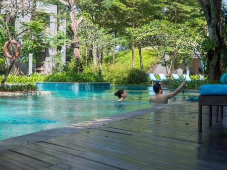 kolam renang marriot