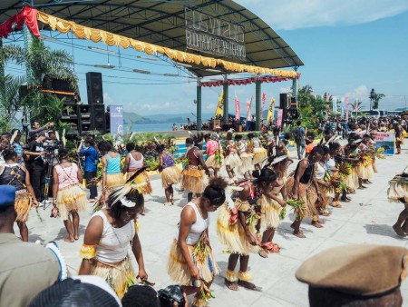 Tarian Isosolo Festival danau sentani