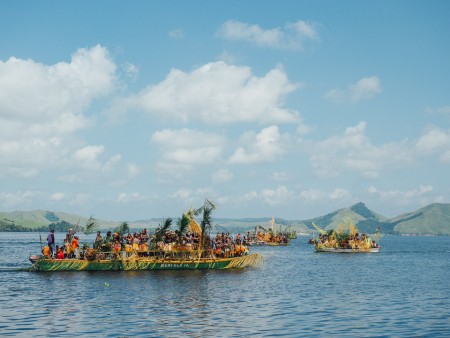 Tarian Isosolo Festival danau sentani