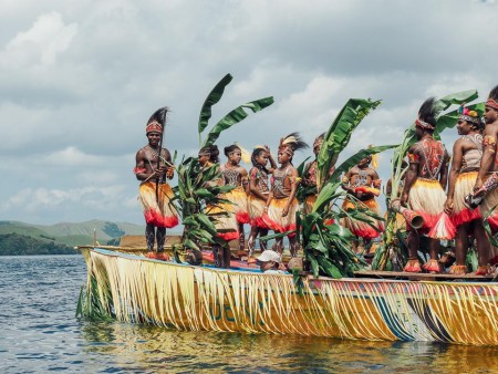 Tarian Isosolo Festival danau sentani
