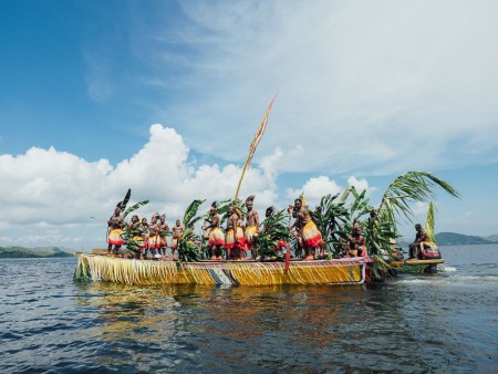 Tarian Isosolo festival danau sentani