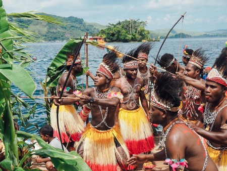 Tarian Isosolo Festival danau sentani