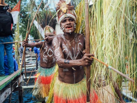 Tarian Isosolo Festival danau sentani