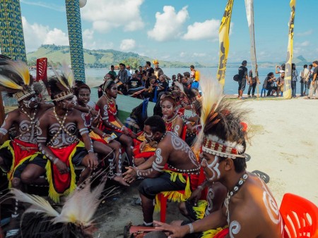 Tarian Isosolo Festival danau sentani