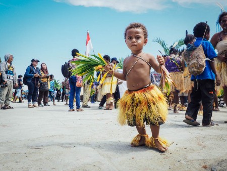Tarian Isosolo Festival danau sentani