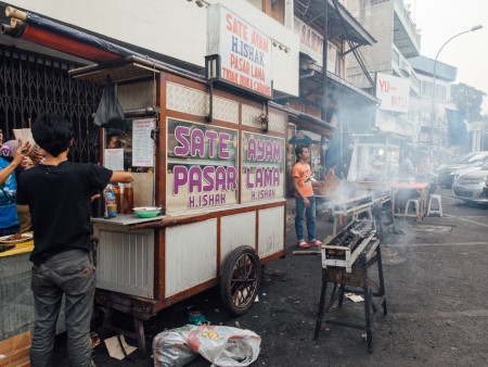 Sate ayam legendaris di Kisamaun pasar lama