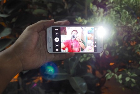 Front camera flash galaxy J5